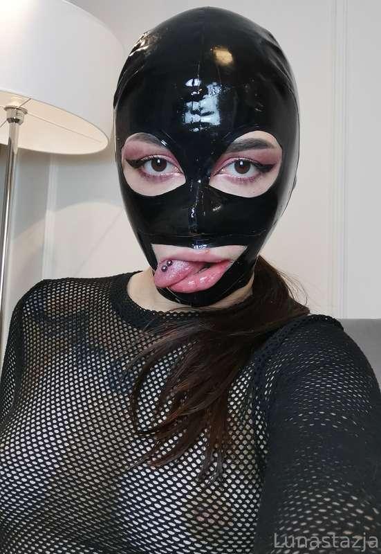 I love myself with latex mask on... Do you like me in it too..