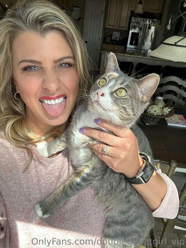 ***Cleo my crazy one*** 😂 Join me and my kitty for lunch?? 🤪..