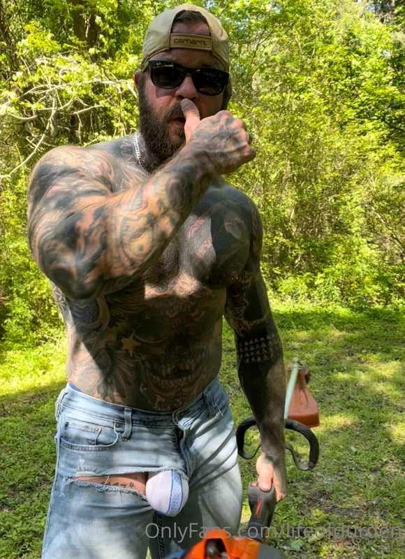 Daddy’s bulge 😗