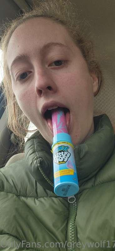 That tongue got grip 😈😈