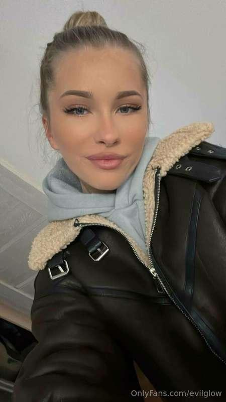 Your blonde with blue eyes💧
