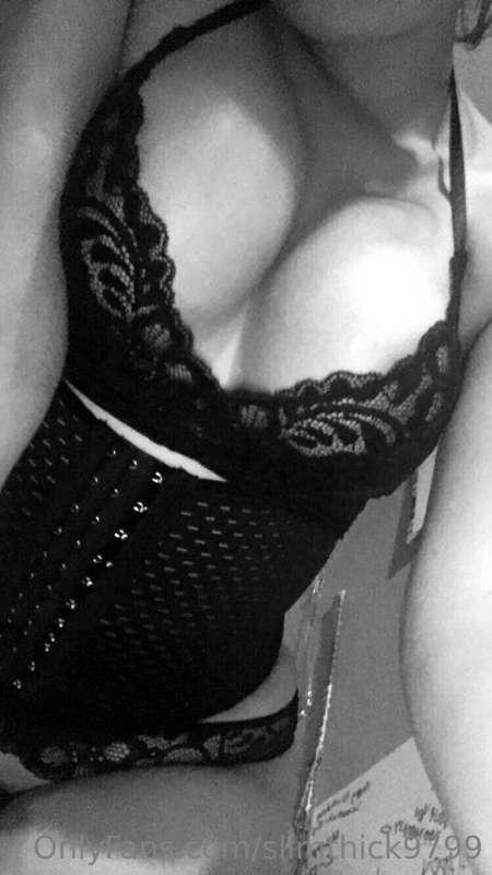 I’m HORNY AF😫 cum tell me how u would spend the night with m..