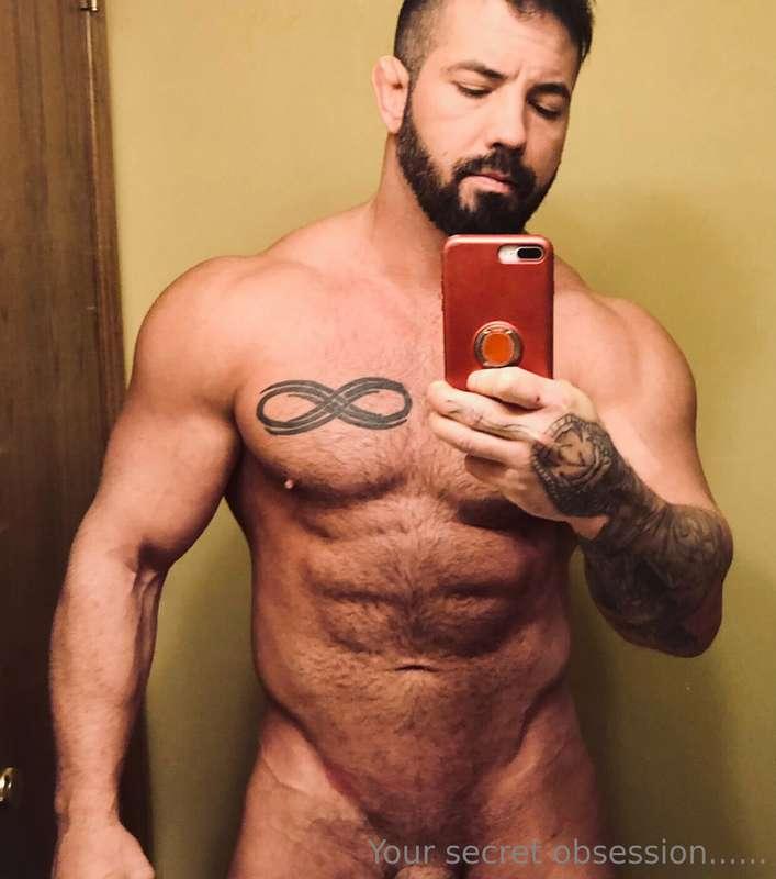 Beard season 🧔🏻‍♂️……head on over to my xxxclusive page to se..