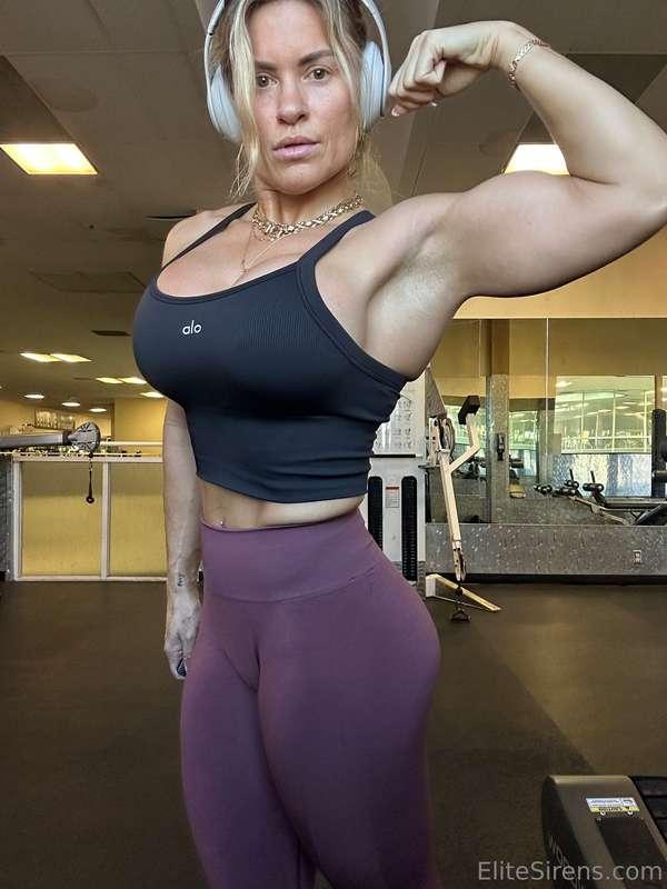 Flexing these muscles because I can 💥💪 Let’s see who can han..