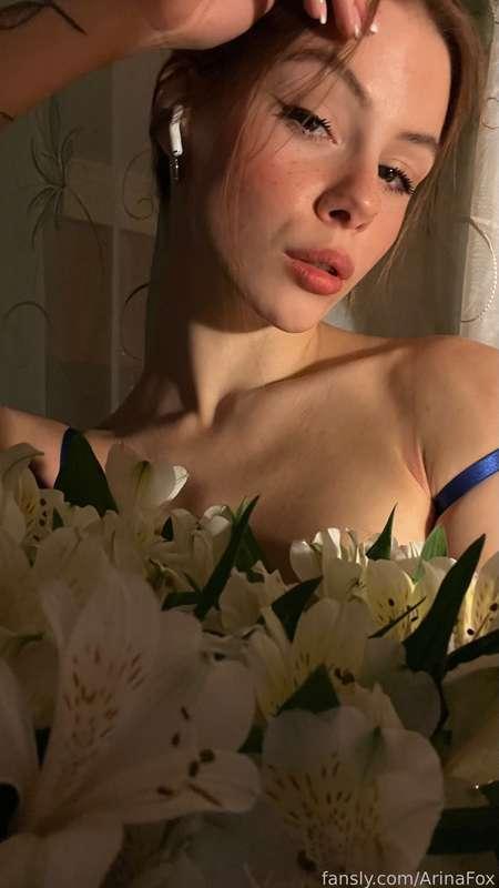 I love fresh flowers!🌹Immediately I want to walk around the apartment beautifully to the sound of jazz in my underwear with a bouquet in my hands like in romantic movies🤭😍