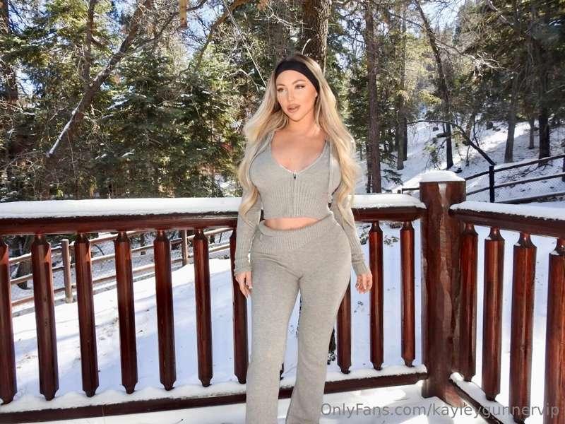 It's a bit cold this morning, wanna help me warm up? 💋🔥