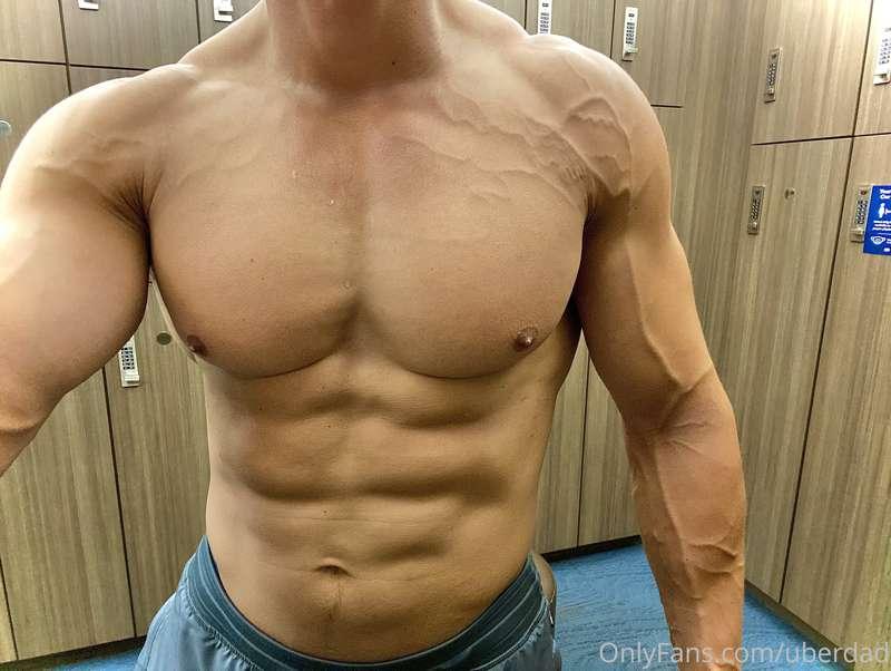 🤤🤤🤤 If only my chest looked like this 24/7 🙃!