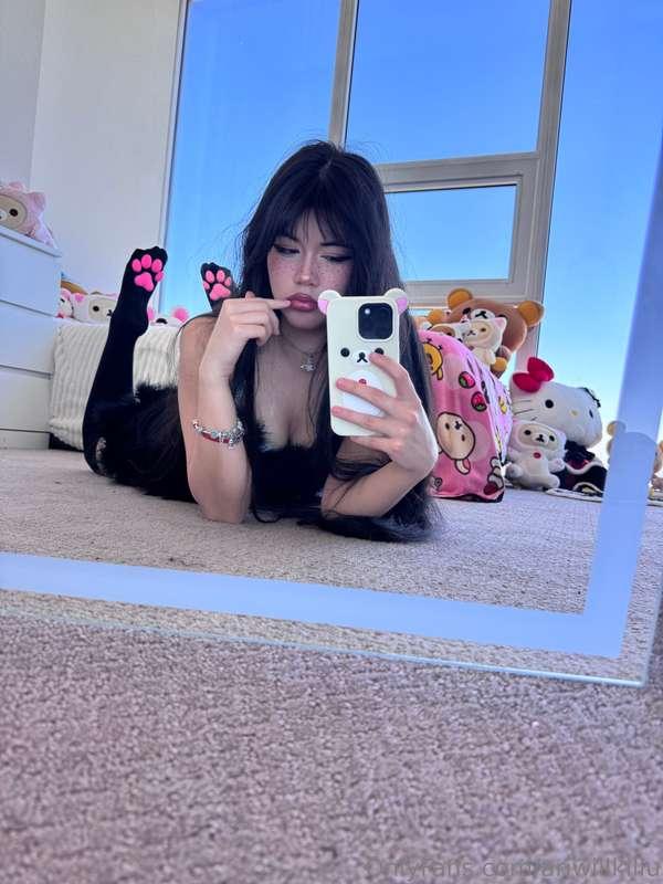 My toe beans are waiting for you to squish them 💜