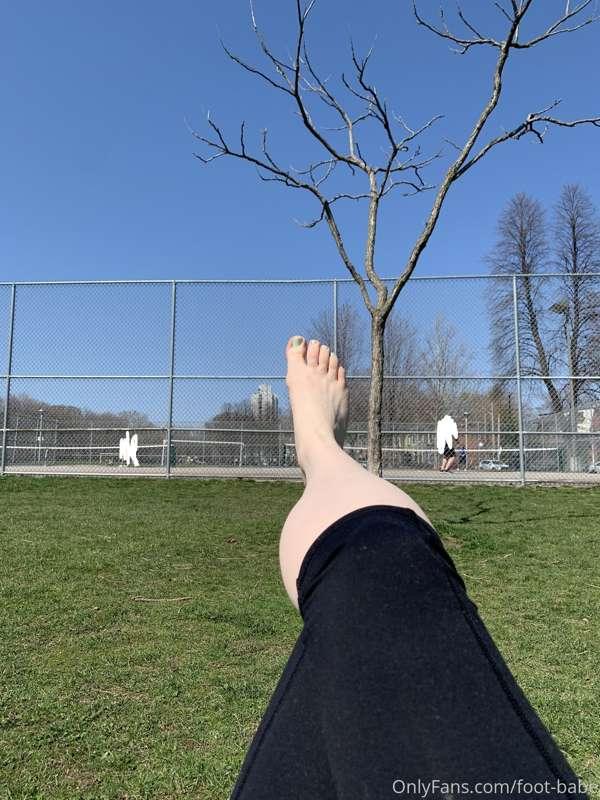 Catching some rays today ☀️🌻🦶🏻🌸