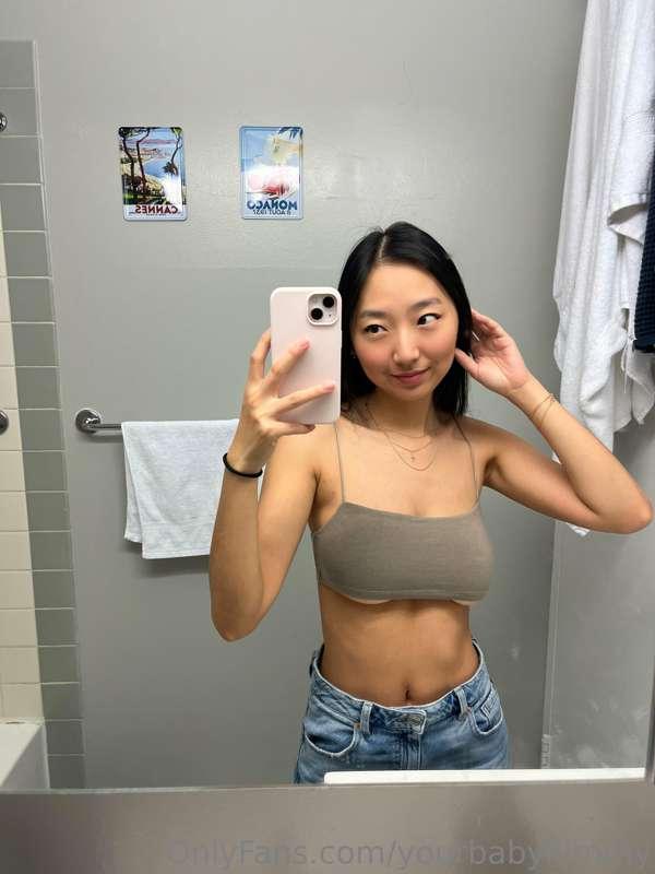 no bra no problem 😌