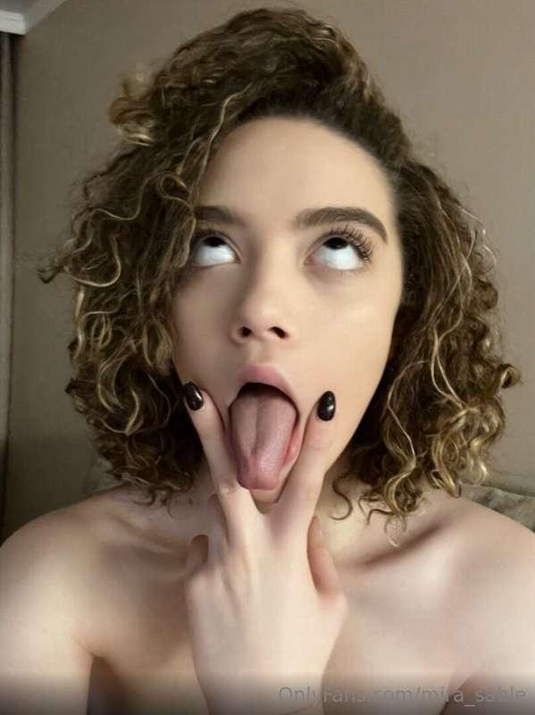 Let me distract you👉@evacurly💋Cute girl @evacurly loves to p..