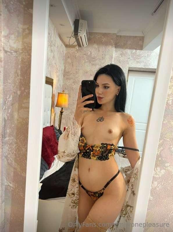 Do you like petite hot girls❓
✨ @casseyleights IS WET RIGHT ..