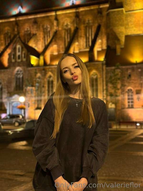 let's explore the city at night together? beautiful architec..