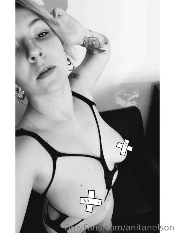 Leave your tip here and get a package of 5 uncensored photos..