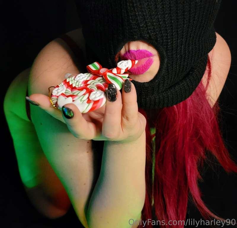 Would you let me suck your candy cane? 😈

@lilyharleyvip