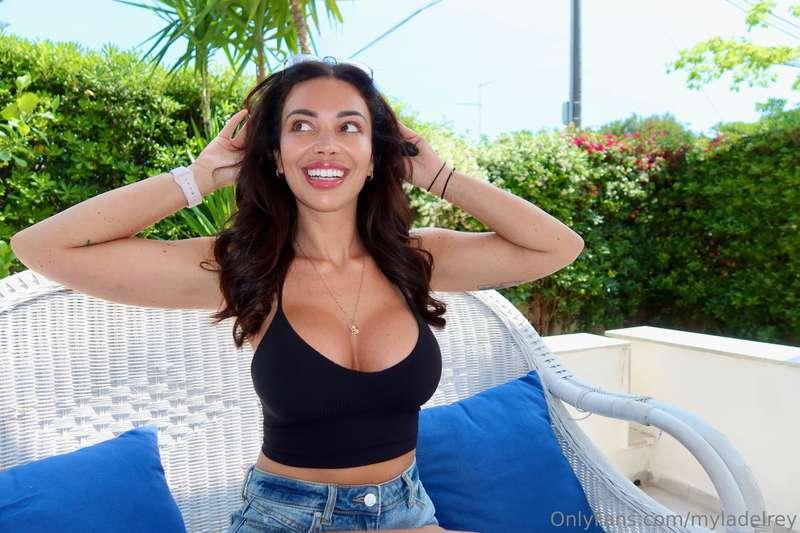 I'll sit pretty if you gimme some attention 😉