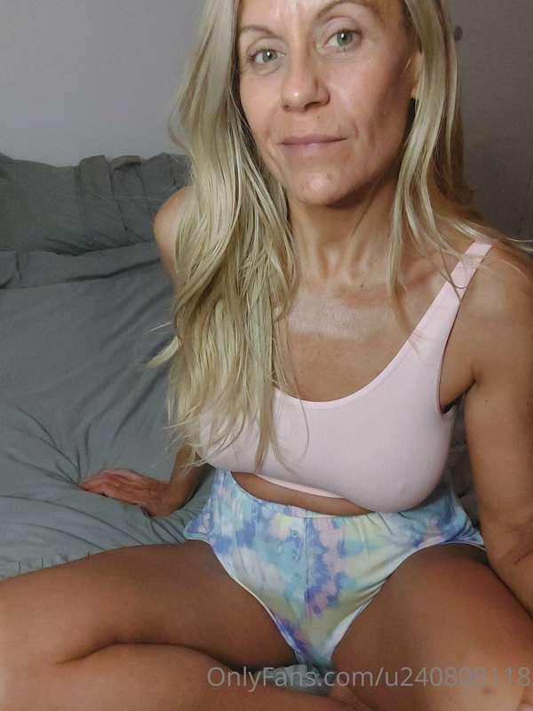 Lounging around my place all cute and loungey... i did some ..