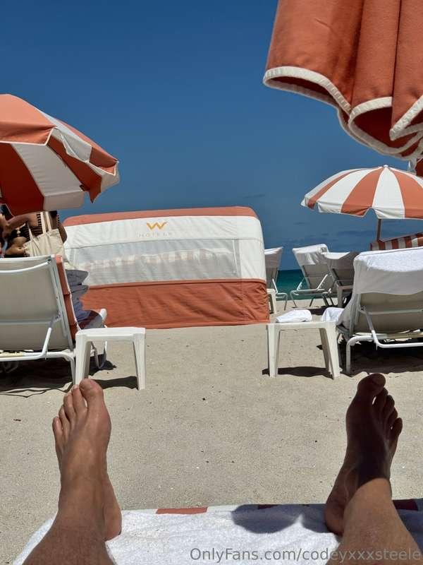 Who likes beach 🦶 