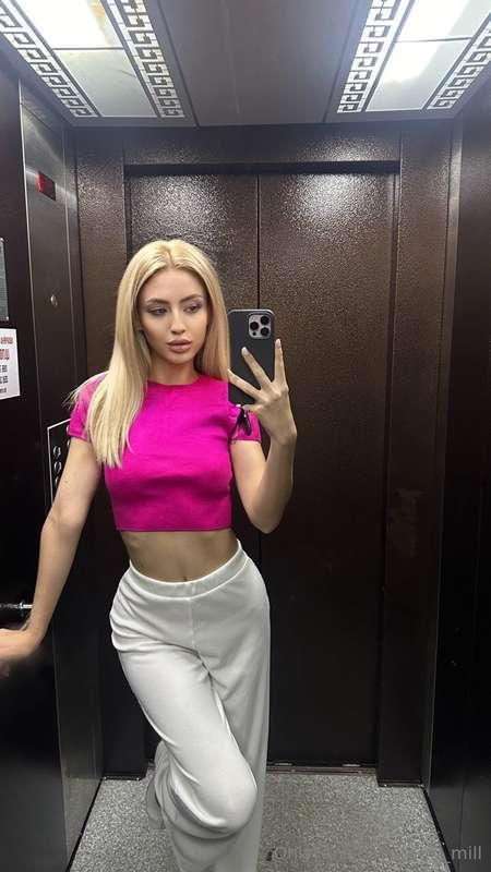 Good morning☀️ In the mornings I really like to do yoga🧘‍♀️ ..