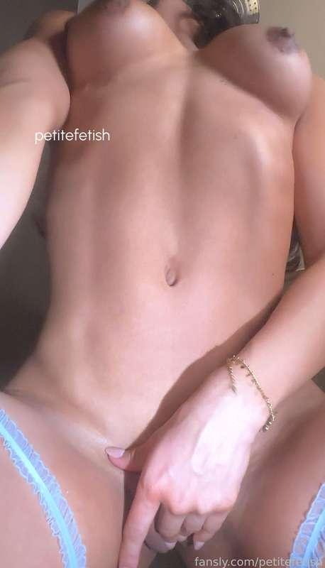 petitefetish image #1