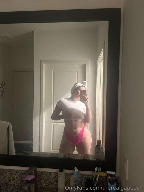 Serving looks and something extra 🍑🍒