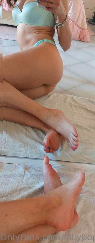 New day, new bikini, new POV of my feet 💙