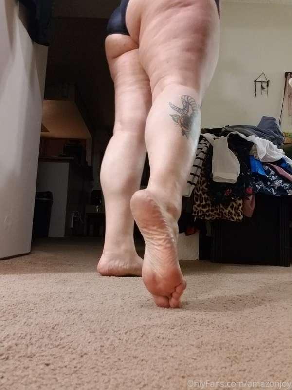 C'omhere, lick my toes
