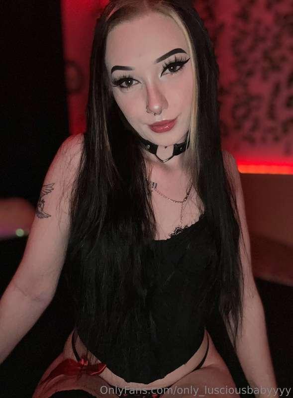 Your favourite messy haired goth gf is back🥰❤️ Happy Valenti..