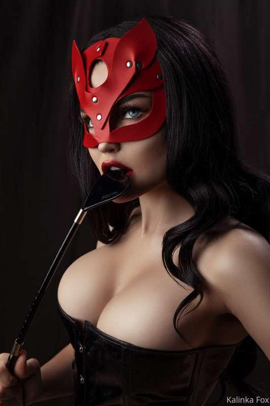 Red lips on girls: yes/no?