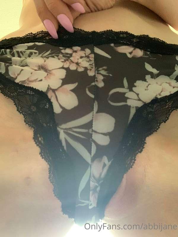 Swipe over ➡️➡️ to see my spread pussy 

💜 do you like my ou..