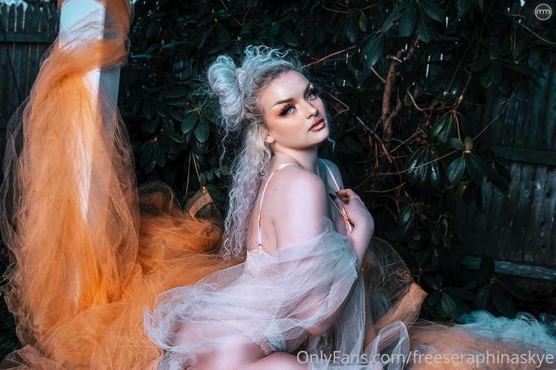 ~peachy fluff~ 🍑🧡✨

photo by Miss Mischief