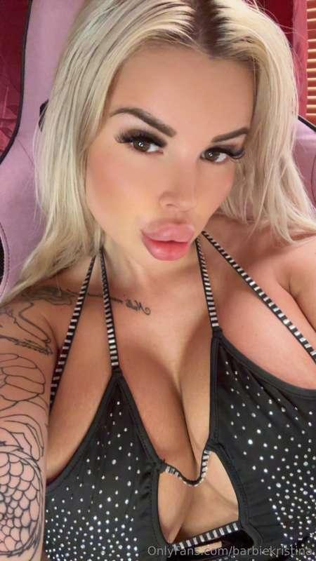 feeling sexy and mysterious tonight 🖤 who wants to see more?..