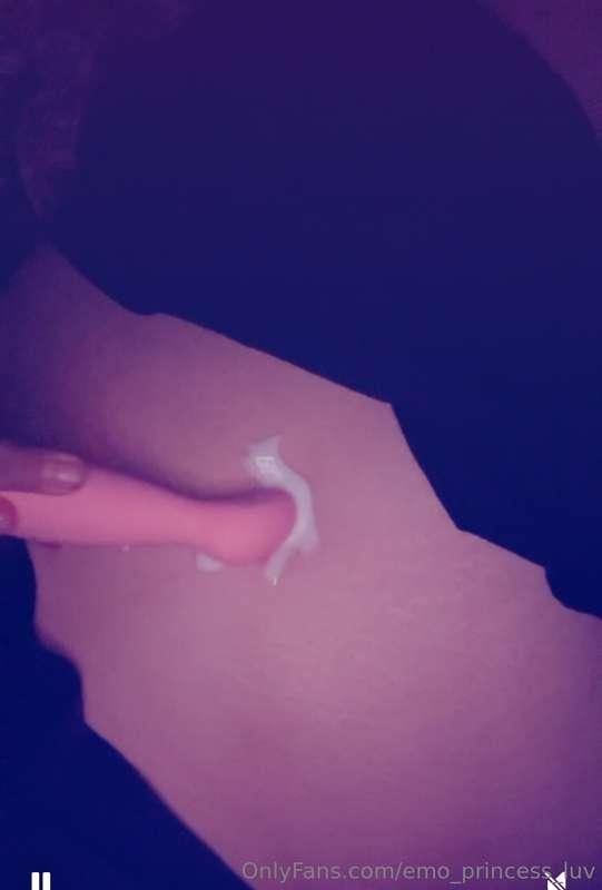 Belly button filled with cum? 🤤 Yes please. cum in this hole..