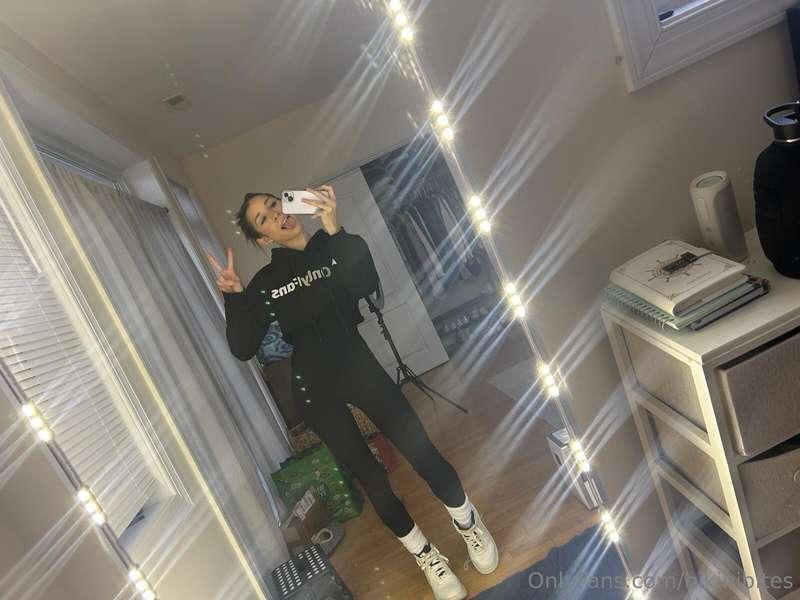 Like the new lights on my mirror? 💫 cause I definitely do 😘