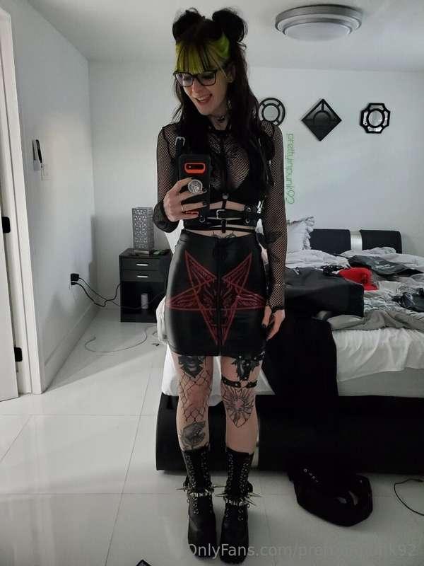 When my work clothes become concert clothes 🖤 heading to my ..