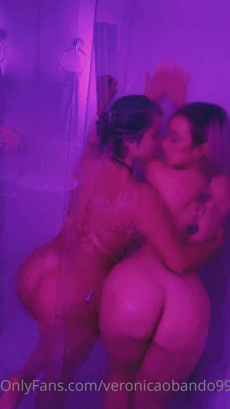 Disfruta vernos 👀 mientras nos bañamos 😈😈😈😰🥵 @laura.vip