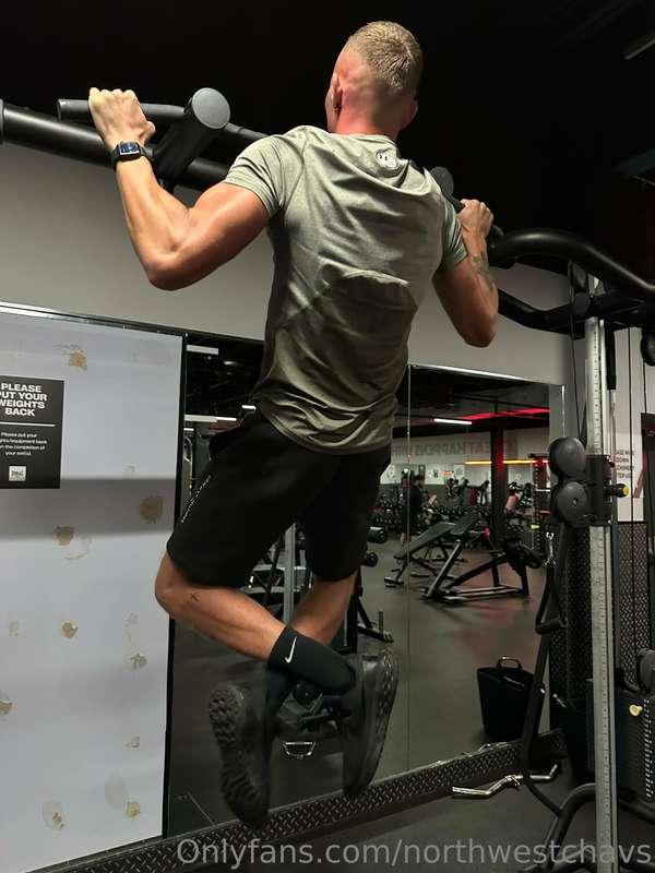 How am I supposed to concentrate on gym when it’s hanging li..