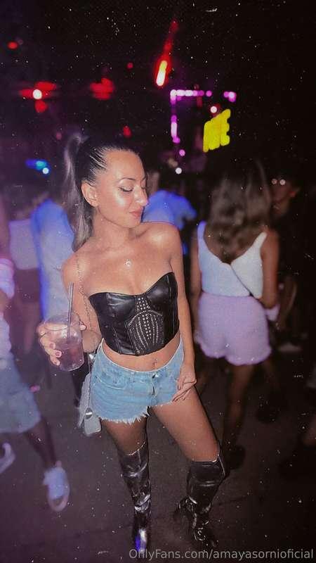 I CAN'T RESIST IT!!! Alcohol turns me so on 🥵NO PUEDO RESIST..