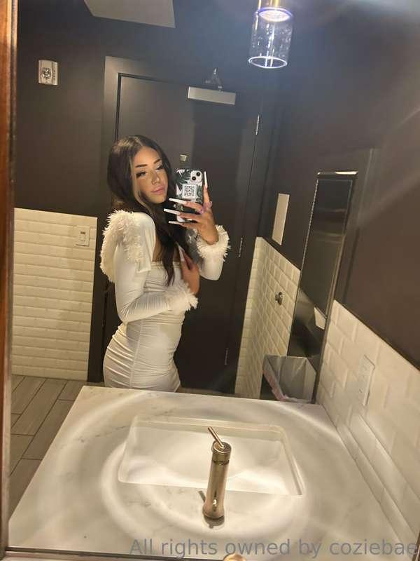 Bathroom pics at my friends place 😋