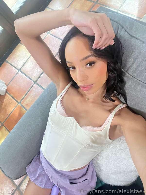 Tip below to get an up close view of my pussy 💖👅