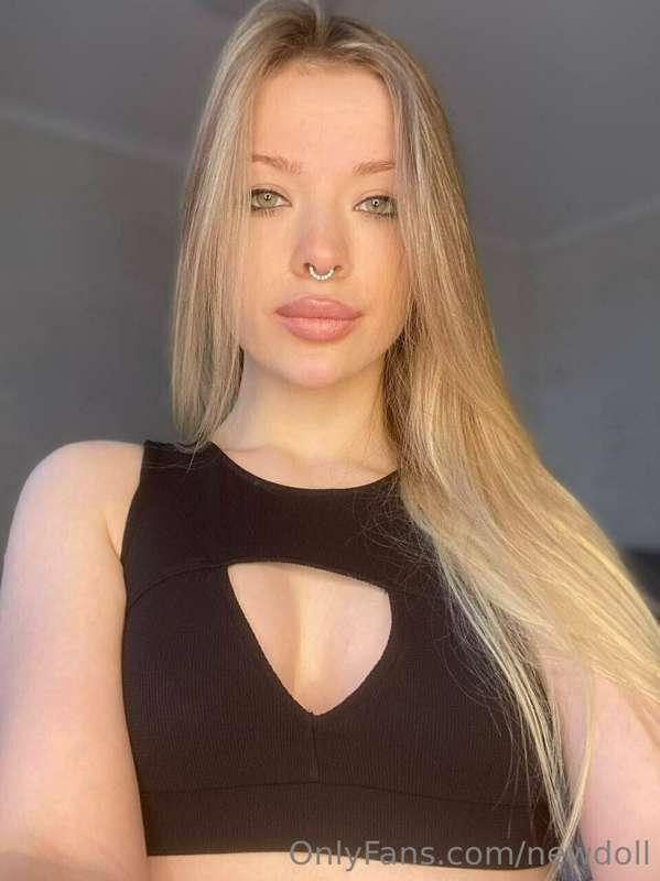 I can be queen and I can be your naughty girl