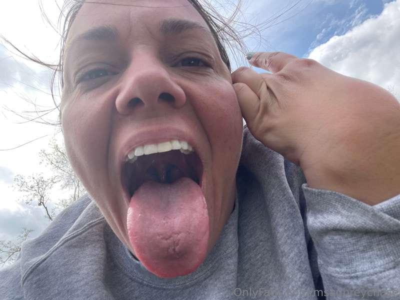 🌥️👅 happy eclipse day.