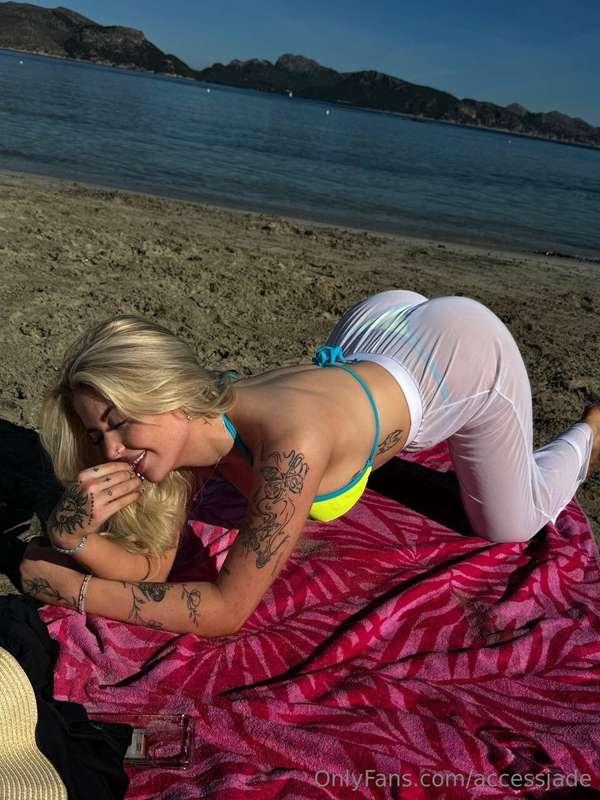 Can I tease you with my arse? 👅