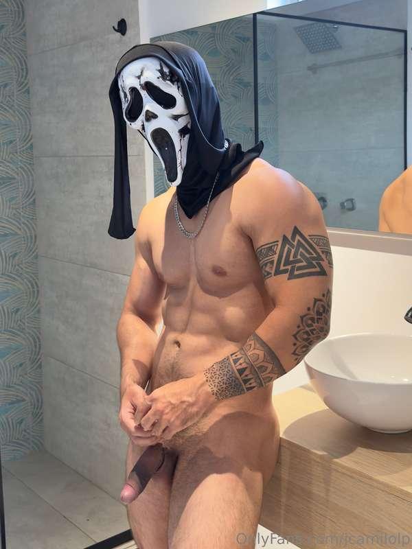 A quién más se le cae la ropa del susto? 🎃Who else's clothes..