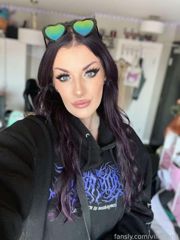 I really liked my makeup today 🥰

#fyp #tall #tallgirl #goth #gothgirl #altgirl #alternative #purplehair #thicc #musclemommy #makeup #eyeliner 