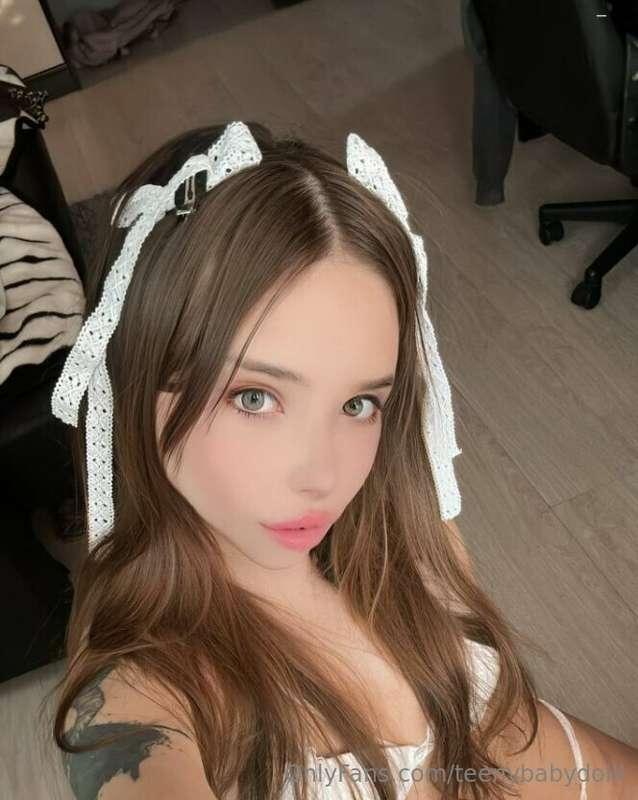 Cutie @karolina_mew is barely 18 yo😇 

She loves getting her..