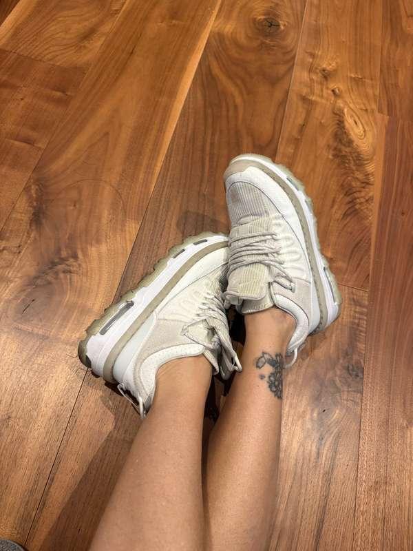fuck it, I’m gonna list these OLD, SMELLY, SUPER WORN sneake..