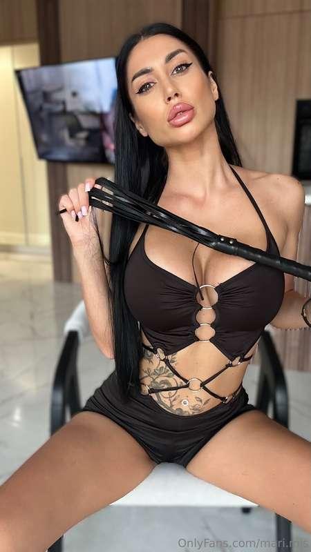 You look best on your knees… but I’ll let you admire the vie..