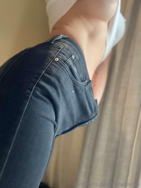 Xoxo reaching down