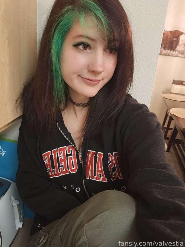 Lots of cute emo pics for you in different outfits! ♡